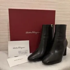 フェラガモ 黒ショートブーツ　フラワーヒール　美品のサムネイル
