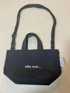 niko and… オリジナルニコロゴ刺繍ショルダーバッグ　ブラック