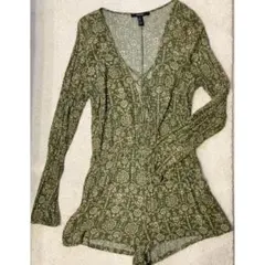 【美品】FOREVER21 オリーブグリーン 花柄 ロンパース