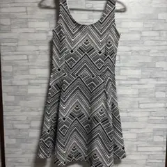 白黒幾何学模様ノースリーブワンピース　夏　海