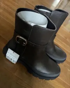 ZARA(タグ付き新品未使用)本革ショートブーツのサムネイル