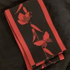 黒地赤蝶模様単衣仕立て半幅帯