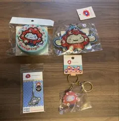 シナモンロール　ミャクミャク　キラキラ　キーホルダー　根付け　立体　クリア