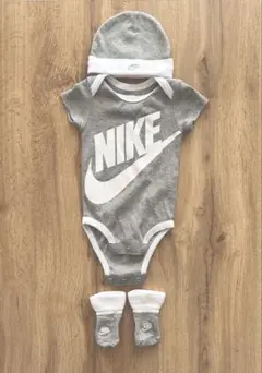 NIKEベビー ロンパース ニット帽 ソックス３点セット