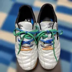 umbro フットサルシューズ 23.5cm ホワイト/レインボー/ブラック