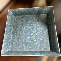 青と緑の花柄の四角皿