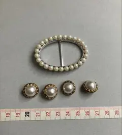 ボタン4個　パール調・バックル付き