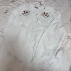 フリル付き襟のホワイト長袖ブラウス