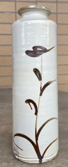 手描き花模様の陶器花器
