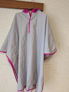 グレーとピンクのフード付きポンチョ