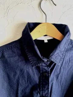 必読 AMERICAN HOLICネイビーカラーのコットンシャツ