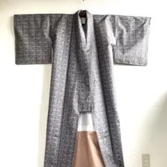 紬　着物　袷　グレー　幾何学模様　 しつけ糸あり　格子