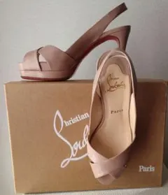 クリスチャンルブタンのバックストラップパンプス