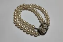 エレガントな二重パールブレスレット