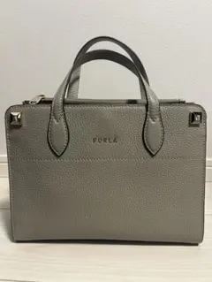 FURLA ハンドバッグ　グレージュ　ゴールドファスナー　ワンポイントのサムネイル