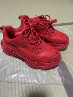 BALENCIAGA Triple S レッド スニーカーのサムネイル