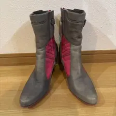DIESEL グレー/ピンク バックル付きブーツ
