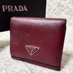 PRADA 二つ折り財布 三角プレート ロゴ金具 サフィアーノレザー レッド