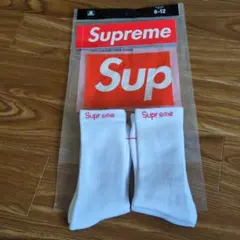 Supreme クルーソックス 6-12 ホワイト２足組。ステッカー専用袋付き。