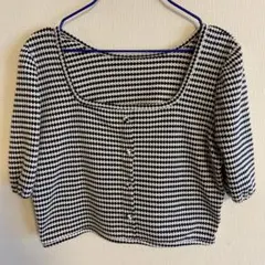 cutie beauty モノトーン ダイヤ柄 飾りボタンショート丈トップスのサムネイル