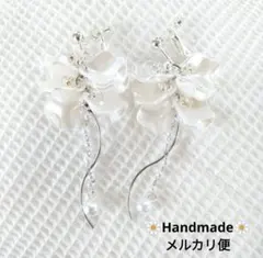 990.お花イヤリング✾匿名配送✾送料込み✾揺れるホワイト花弁フラワー✾シルバー