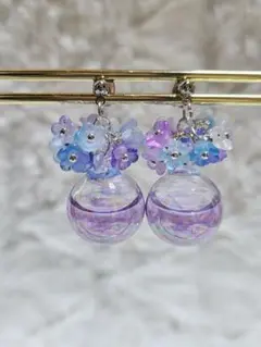 173)水入り ガラス ドーム 小花 フラワー 白 銀 シルバー ピアス 紫陽花
