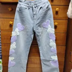 ハート刺繍付きライトブルーストレートデニム