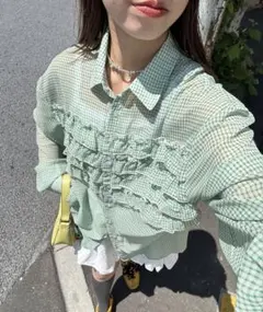 フリルのシアーシャツ　グリーン