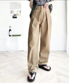 深めのタックが印象的。ハイウエストデニム＆チノ タックワイドパンツ　カーキ