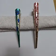 青と緑の花模様とピンクのヘアクリップ