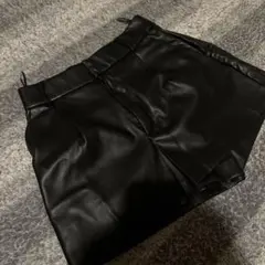 ZARA 黒 合成皮革 ショートパンツ