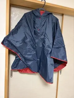 ネイビーと赤のドット柄レインポンチョ