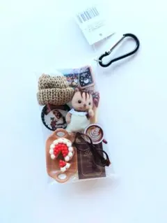 ガチャ詰めポーチ　森の喫茶店　リス　いちご　シルバニア