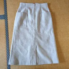 薄いグレー のタイトスカート ひざ丈