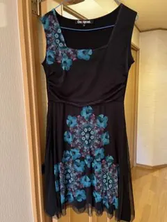 Desigual 黒と青の花柄ワンピース