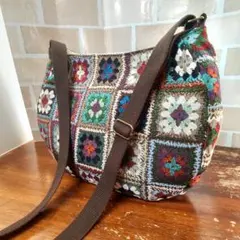 ハンドメイド　丸型ラウンドトート　調整可能ショルダー　グラニースクエア編み柄