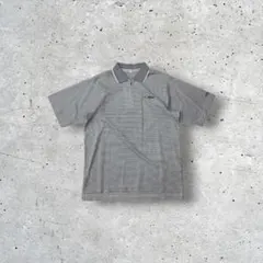 グレー ストライプ ポロシャツ ロゴ付き