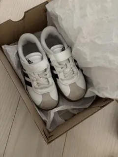 adidas 18センチ