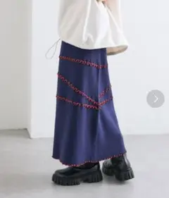 W closet ニットスカート　青　赤　うねうね　万博コーデ　ミャクミャク