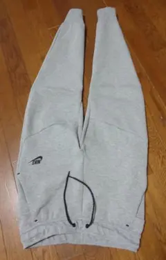 CU4496-063/NIKE/ナイキ/テックフリース/スウェットパンツ/グレー