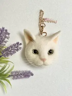 羊毛フェルト　白猫バッグチャーム1103 猫ブローチ　猫キーホルダー
