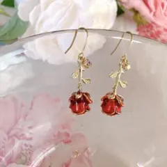赤い薔薇バラのピアス・イヤリング～レッド メタル 北欧風 小ぶり 小さめ