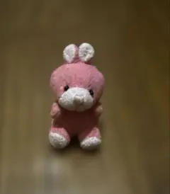 ハートを持ったうさぎちゃん キーホルダー チャーム ハンドメイド 編み