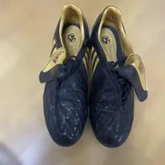 アディダス プチデター 金色サッカースパイク型 キーホルダー - メルカリ