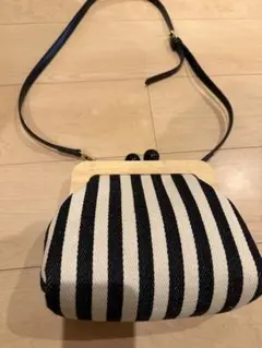 ストライプ柄ショルダーバッグ ガマ口　ノーブランド