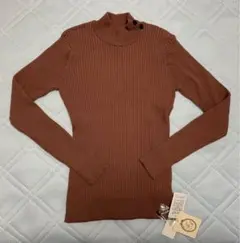 新品☆ アンアナザーアンジェラスの衿飾りボタンハイネックリブニットのサムネイル