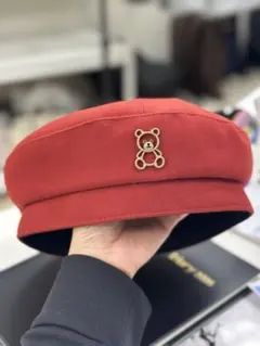 赤いクマのモチーフ付きバケットハット