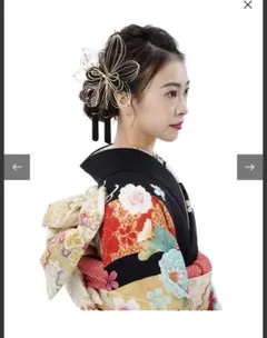 金色と白色の花の髪飾り