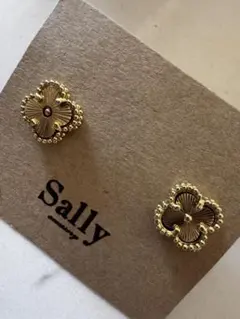 ゴールド】ステンレス　クローバー　フラワーモチーフ　スタッドピアス