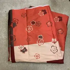 花柄の赤とベージュの布地